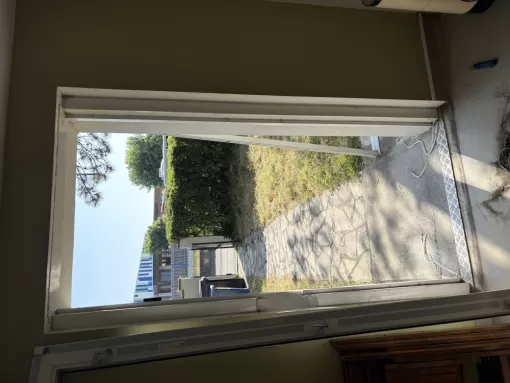 🛠 Remplacement d'une porte en PVC avec serrure 3 points pour un cabinet médical à Castelginest, Toulouse, MP Services