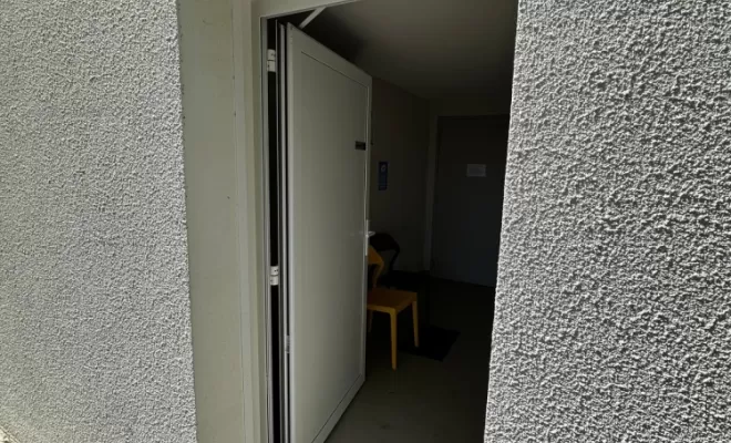 🛠 Remplacement d'une porte en PVC avec serrure 3 points pour un cabinet médical à Castelginest, Toulouse, MP Services