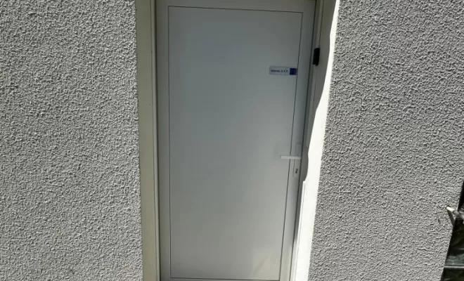 🛠 Remplacement d'une porte en PVC avec serrure 3 points pour un cabinet médical à Castelginest, Toulouse, MP Services
