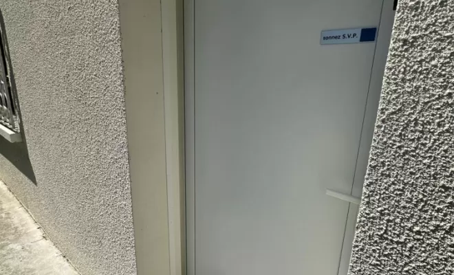 🛠 Remplacement d'une porte en PVC avec serrure 3 points pour un cabinet médical à Castelginest, Toulouse, MP Services