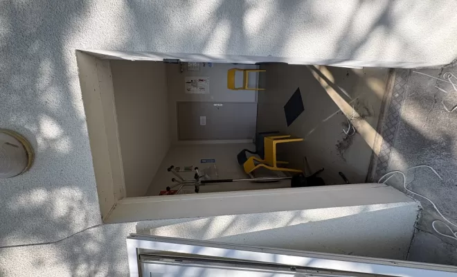 🛠 Remplacement d'une porte en PVC avec serrure 3 points pour un cabinet médical à Castelginest, Toulouse, MP Services