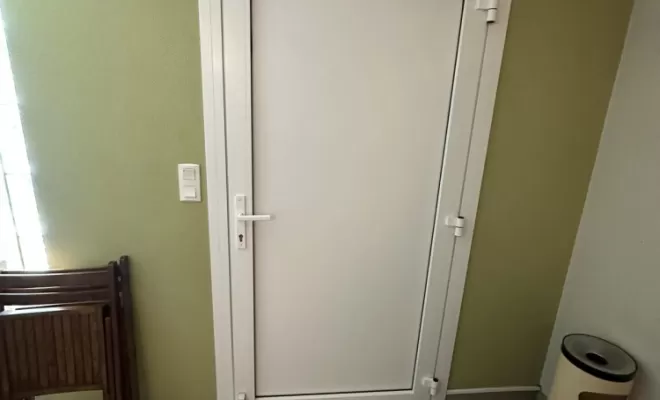 🛠 Remplacement d'une porte en PVC avec serrure 3 points pour un cabinet médical à Castelginest, Toulouse, MP Services